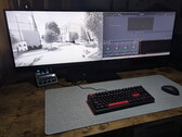 L'Innocn E49M1R affiche un dessin technique à gauche et DaVinci Resolve à droite.