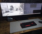 L'Innocn E49M1R affichant un dessin technique à gauche et DaVinci Resolve à droite.