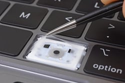 Clavier du MacBook Pro 15 2018 : de nouvelles membranes en silicone (source : iFixit).