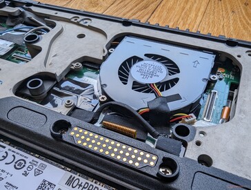 La solution de refroidissement consiste en un ventilateur de 40 à 45 mm et un court caloduc