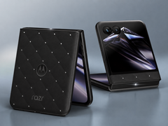 Le noir semble être le thème de cette année pour le Motorola Razr 70 Swarovski Edition.