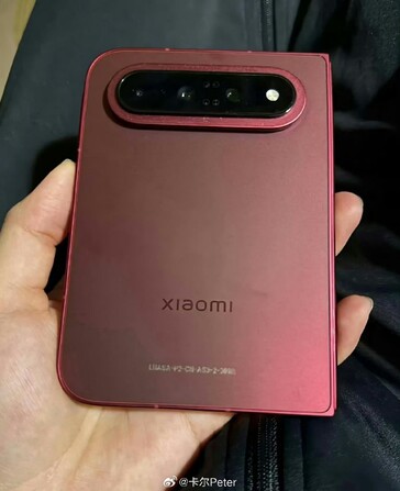 Une vue du Xiaomi 18 Fold mettant en valeur sa large face arrière.