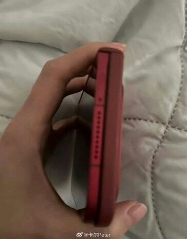 Le Xiaomi 18 Fold vu de profil.