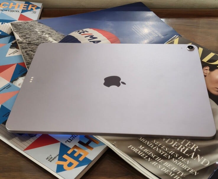 Vue arrière d'un iPad Air posé sur des magazines empilés. (Source de l'image : Notebookcheck)