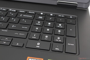 Pavé numérique relativement spacieux mais touches fléchées exiguës