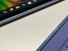 En bas : Pointes de pogo pour le couvercle du clavier