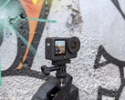 DJI Osmo Action 6 devant un mur de graffitis