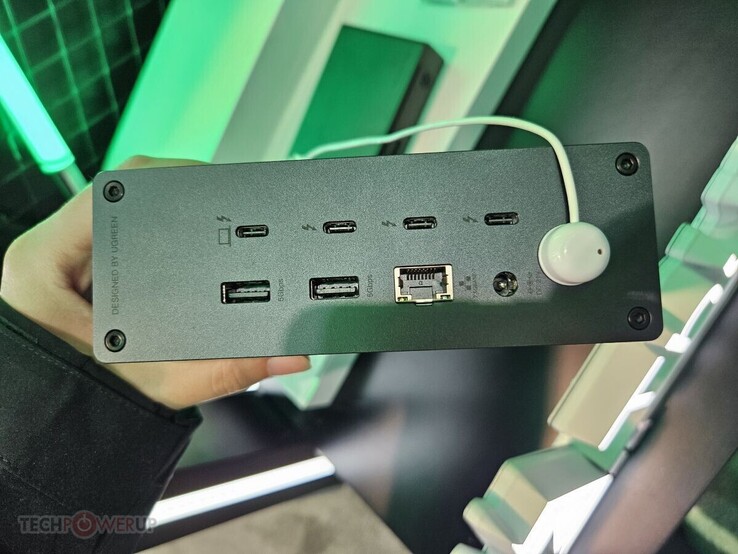 Le Revodok Max 2131 est équipé de Thunderbolt 5. (Source de l'image : TechPowerUp)