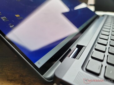 Verre Gorilla Glass 6 bord à bord. Le clamshell Latitude 9430 est limité à la version 1200p matte uniquement