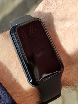 Lisibilité de l'écran AMOLED du Amazfit Band 7 au soleil