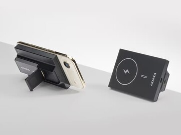 Grâce à sa béquille intégrée, le SR800 peut être utilisé les mains libres. (Source de l'image : Adata)