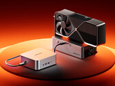 Le Maco-L 7735U dispose de ports OCuLink et USB4. Sur la photo : une configuration eGPU avec le mini-PC.