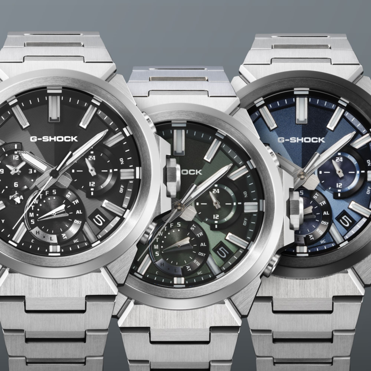La gamme Casio G-Shock G-Steel GST-W1000D, de gauche à droite : la GST-W1000D-1A noire, la GST-W1000D-3A verte et la GST-W1000AD-2A bleue.