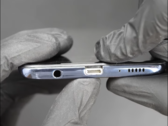 Le Samsung Galaxy A51 a été modifié avec un port lightning (image via Ken Pi sur YouTube)