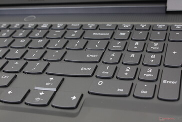 Les touches fléchées sont plus grandes que sur la plupart des autres ordinateurs portables de jeu. Le pavé numérique, cependant, est toujours aussi étroit que les touches principales du clavier QWERTY