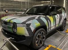 Rivian a eu la gentillesse d'inclure des photos de ses mulets d'essai R1S 2025 qu'elle a mis à jour avec des batteries LFP plus petites. (Source de l'image : EPA via Rivian Forums)