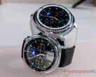 La Galaxy Watch 8 Classic est dotée d'un bouton Quick sur le côté. En photo : les deux coloris de la smartwatch. (Source de l'image : Notebookcheck)