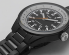 La Huckberry x Timex 1979 Black Max, présentée avec un bracelet en acier inoxydable noir sur fond blanc. (Source de l'image : Timex)