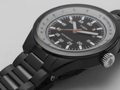 La Huckberry x Timex 1979 Black Max, présentée avec un bracelet en acier inoxydable noir sur fond blanc. (Source de l'image : Timex)