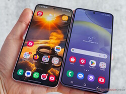 Le Galaxy S24 (à droite) ressemble à son prédécesseur.