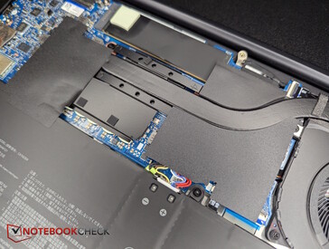 Version AMD : Beaucoup de couvercles en plastique noir, SSD positionné en haut près du bord de l'écran.