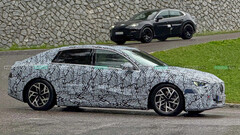 Mercedes Classe C EQ : photos d&#039;espionnage de la nouvelle berline électrique - Une avancée en termes de design et d&#039;autonomie. (Image source : Andrei Nedelea)a promesse de mise à jour est considérablement limitée.