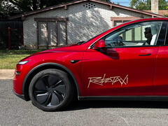 Le logo de la plateforme Tesla Robotaxi sur une Model Y. (Image source : TslaChan/X)