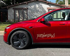 Le logo de la plateforme Tesla Robotaxi sur une Model Y. (Image source : TslaChan/X)