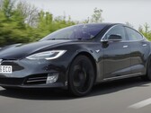 La Tesla Model S P90D avec plus de 430k miles sur sa batterie d'origine fonctionne encore parfaitement, à l'exception d'une certaine usure de l'intérieur. (Source : AutoTrader via YouTube)