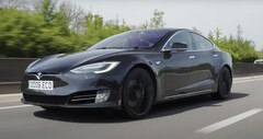 La Tesla Model S P90D avec plus de 430k miles sur sa batterie d'origine fonctionne encore parfaitement, à l'exception d'une certaine usure de l'intérieur. (Source : AutoTrader via YouTube)