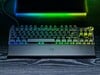 Clavier de jeu Razer Huntsman V3 Pro TKL 8KHz présenté sur un bureau (Image source : Razer)
