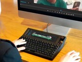 Le Vision Board combine un écran tactile LCD avec un clavier mécanique et un bouton de volume. (Source : Valmond sur Makuake)