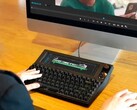 Le Vision Board combine un écran tactile LCD avec un clavier mécanique et un bouton de volume. (Source : Valmond sur Makuake)