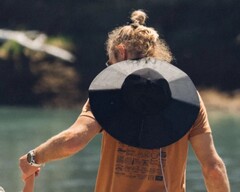 EcoFlow ouvre les précommandes pour son PowerHat, conçu pour recharger les appareils électroniques en déplacement grâce à l'énergie solaire. (Source de l'image : EcoFlow)