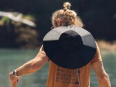 EcoFlow ouvre les précommandes pour son PowerHat, conçu pour recharger les appareils électroniques en déplacement grâce à l'énergie solaire. (Source de l'image : EcoFlow)