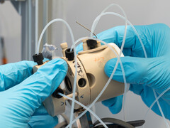 Beaucoup de tuyaux et encore plus de câbles pour les expériences automatisées. (Source de l'image : Empa)