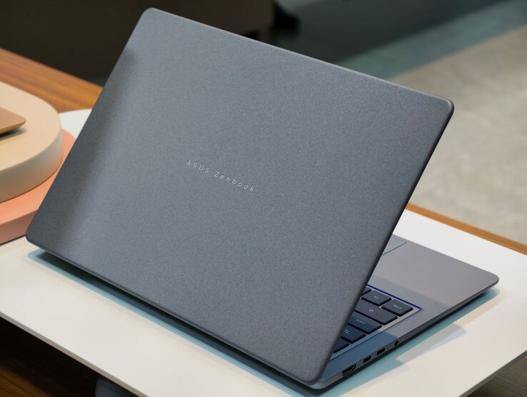 Les couvercles en aluminium des ordinateurs portables 2026 Zenbook 14 ont une texture unique qui résiste aux taches et aux rayures.