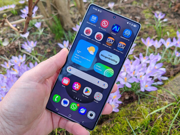 Le Samsung Galaxy S25 Ultra à l'extérieur