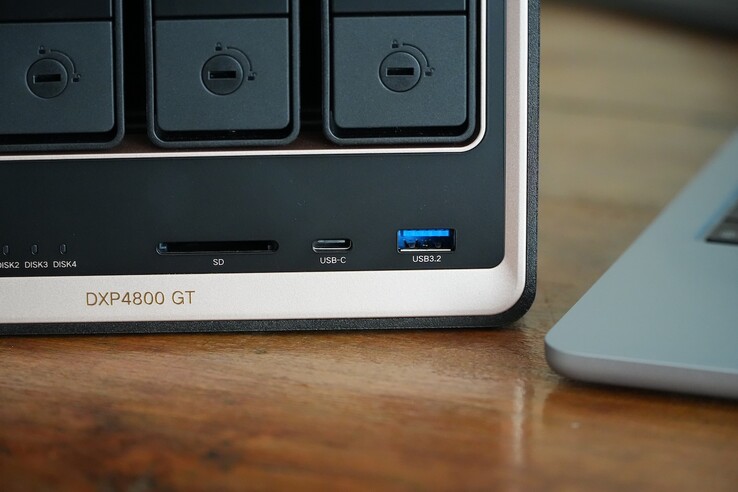 Le NASync DXP4800 GT d'Ugreen est doté d'un châssis noir et doré