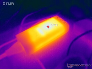 L'adaptateur CA atteint plus de 38°C lorsque les charges sont élevées