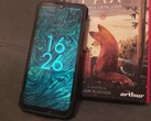 Le Fire 7 Pro à côté d'un livre (image : Sergey Tarasov - Notebookcheck).