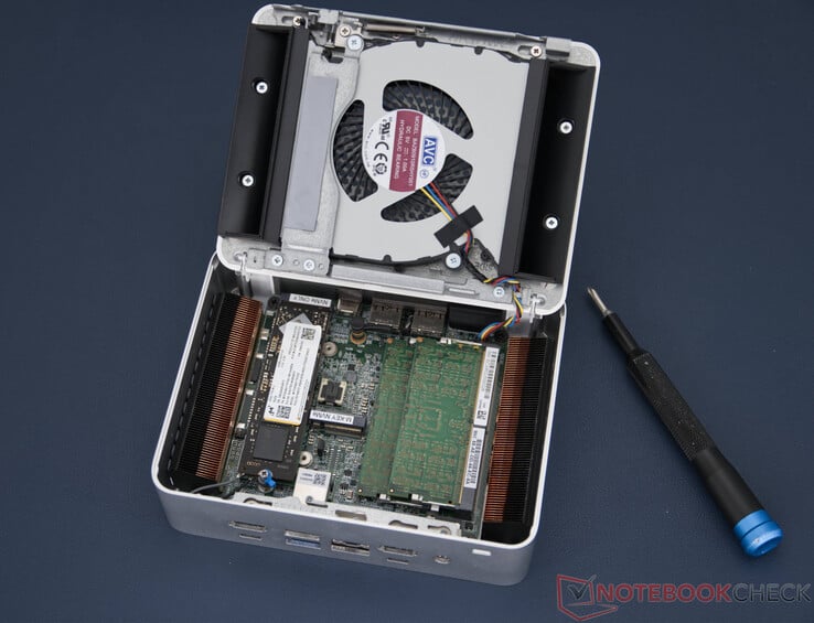 Asus NUC 15 Pro+ avec dessous ouvert