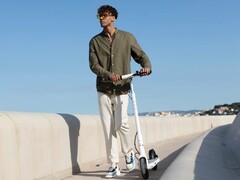 Le scooter électrique OKAI NEON LITE ES10 a une autonomie de 30 km (~19 miles). (Image source : OKAI)