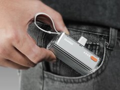 Le chargeur portable Sharge Flow Mini a la taille d&#039;une bobine de film. (Source de l&#039;image : Sharge)