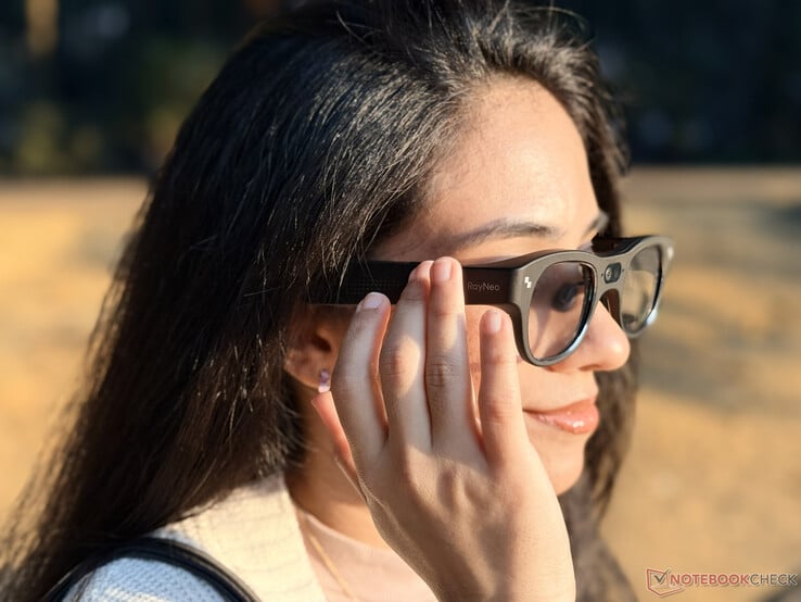 Les branches des lunettes peuvent enregistrer les gestes de glissement et d'effleurement