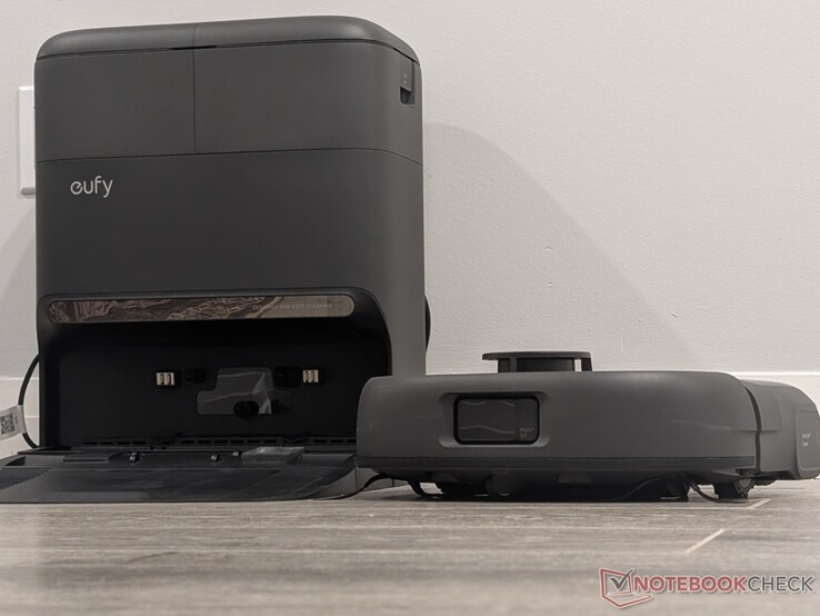 aspirateur robot eufy Omni C28 et station de base.
