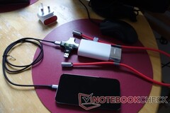 La batterie externe en action. (Source : Notebookcheck)
