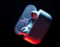 Les AirPods Pro 3 devraient être dotés d'un boîtier de charge plus petit, sans bouton d'appairage. (Source de l'image : Patrick Zahn)