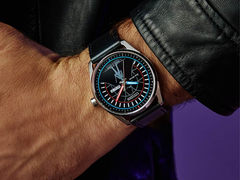 Une image de la nouvelle montre Citizen Star Wars duel sur un bracelet en cuir au poignet.
