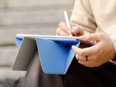 Le Dynamic Folio de Moft (photo) peut se plier pour soutenir un iPad sous plus de 20 angles différents. (Image via Moft)